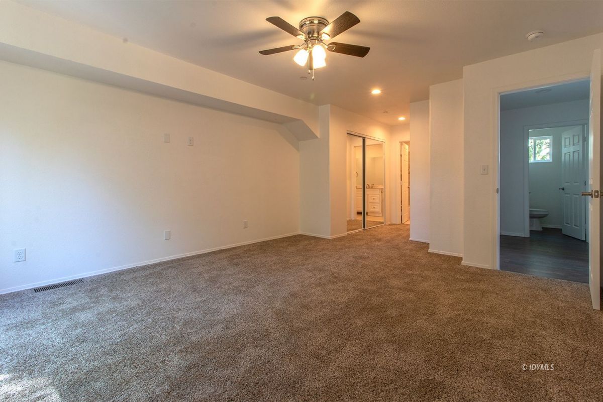 53610 Jeffery Pine Road Idyllwild, CA 92549 - Photo 27 of 38 Master towards hallway half Bth