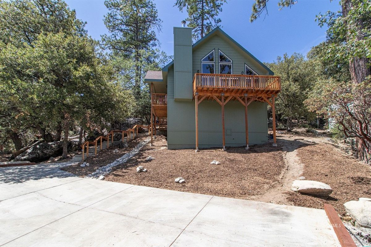 53610 Jeffery Pine Road Idyllwild, CA 92549 - Photo 8 of 38 Upper parking area looking up at house