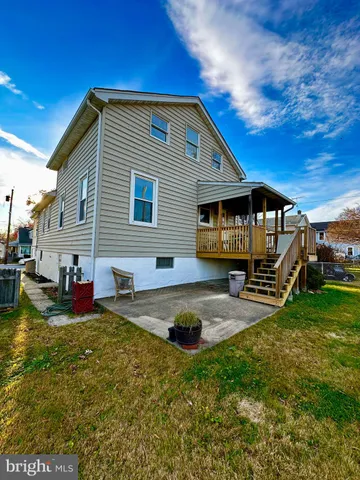a view of an house with backyard space and balcony