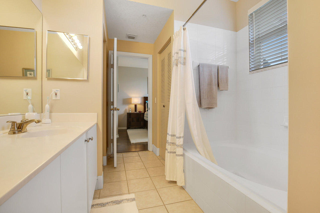 1152 University Boulevard, Unit 22 Jupiter, FL 33458 - Photo 13 of 19 Master Bath