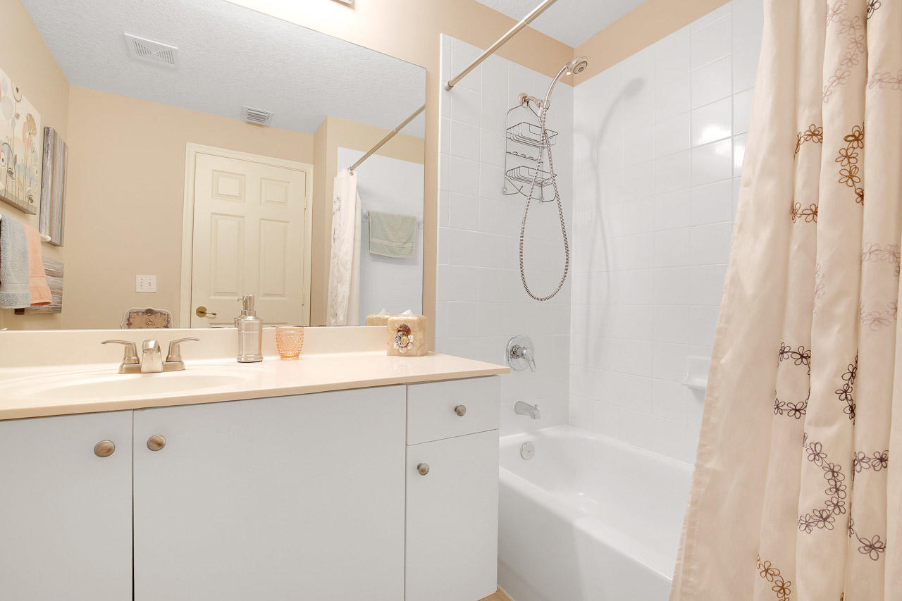 1152 University Boulevard, Unit 22 Jupiter, FL 33458 - Photo 17 of 19 Guest Bath