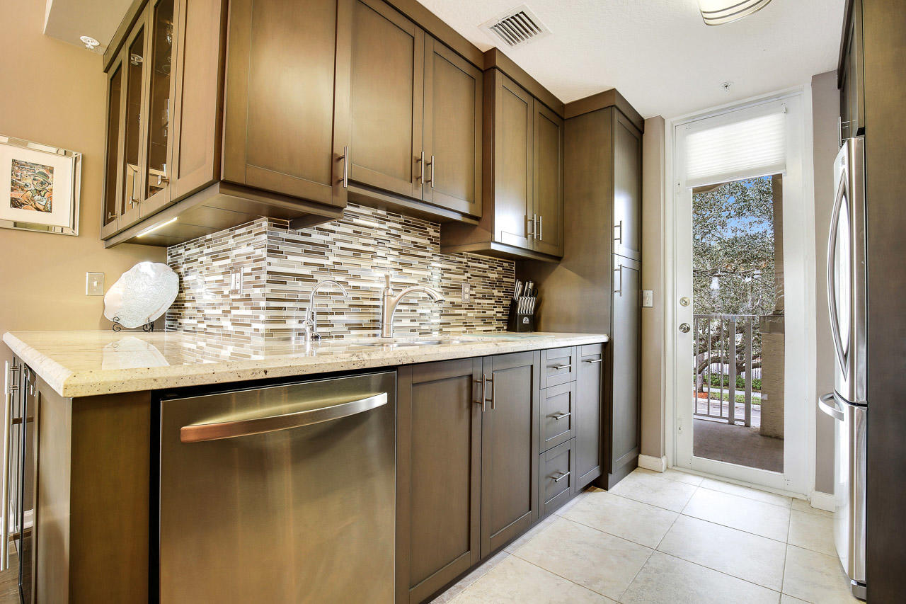 1152 University Boulevard, Unit 22 Jupiter, FL 33458 - Photo 5 of 19 Kitchen