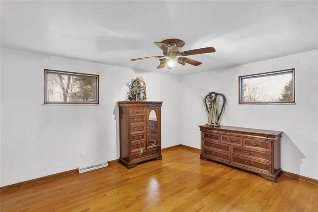 a view of livingroom with furniture