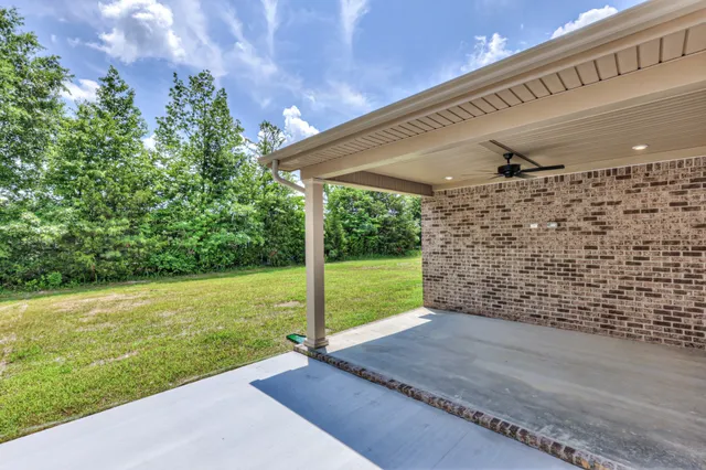 a view of a back yard