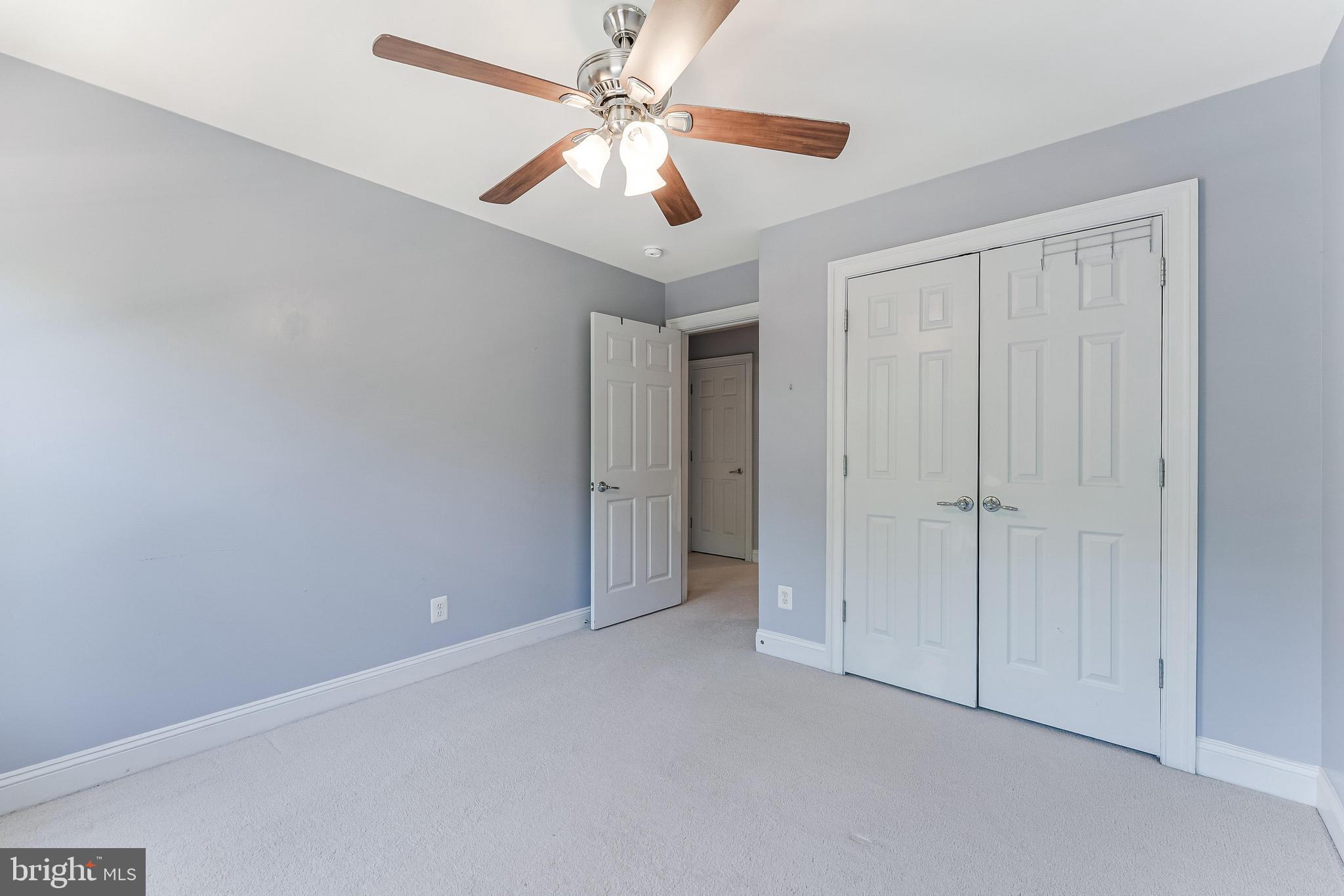 43583 White Cap Terrace Chantilly, VA 20152 - Photo 39 of 55 an empty room with closet and a ceiling fan