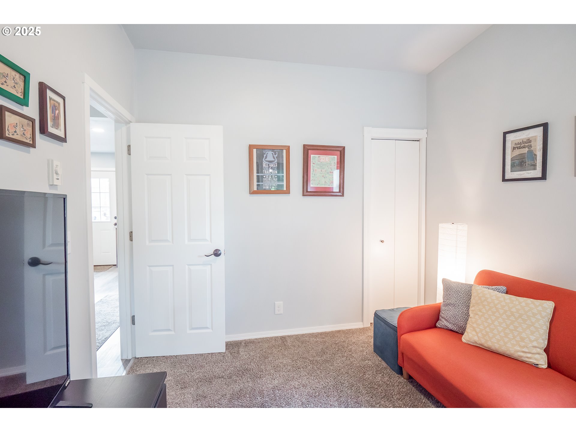 2111 South Bertelsen Road Eugene, OR 97405 - Photo 17 of 32 a living room with furniture