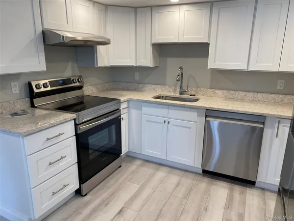 $2,650 | 382 B Deer Park Avenue, Babylon, NY 11702