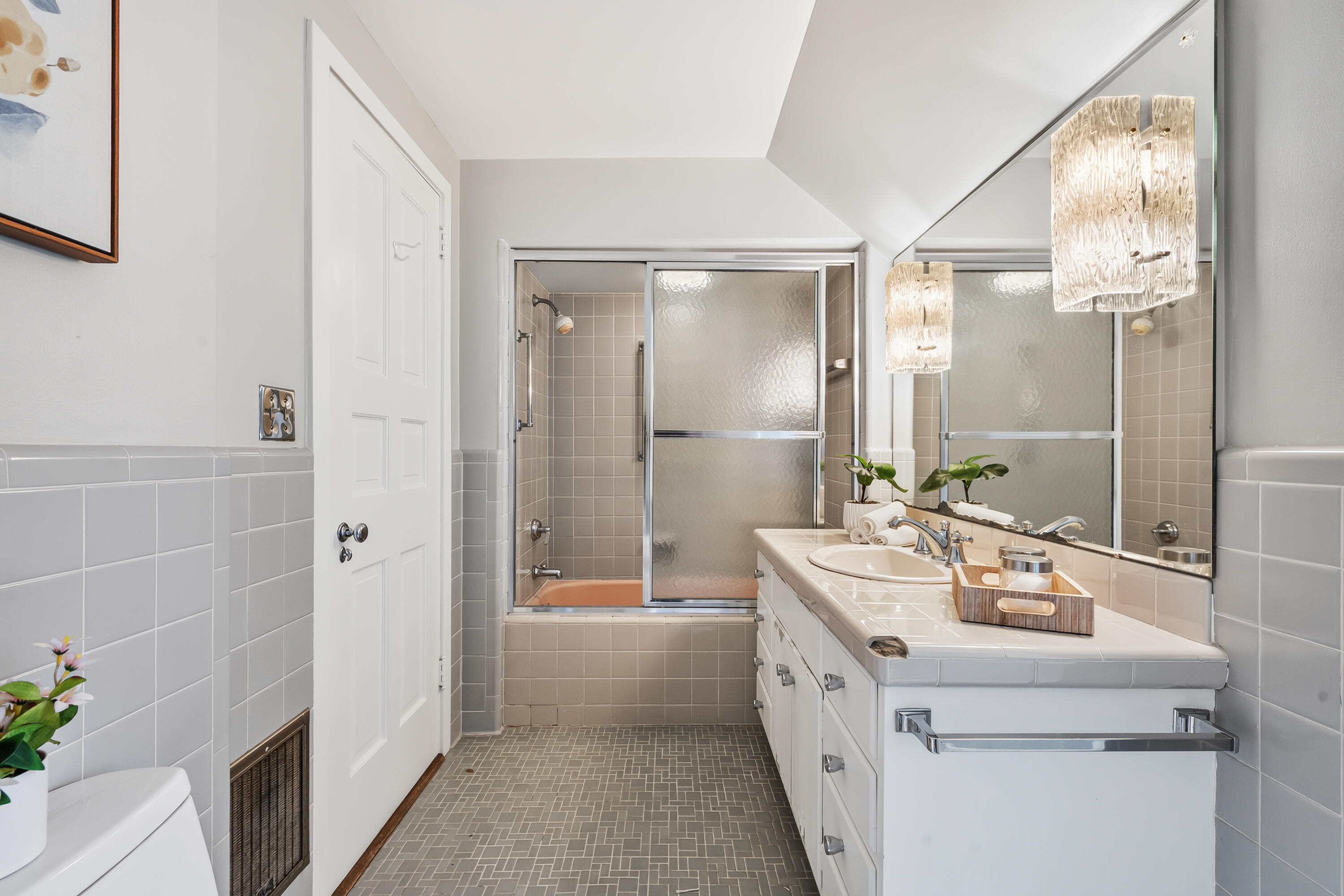 7307 North Bridge Lane Fox Point, WI 53217 - Photo 61 of 86 Bathroom 3