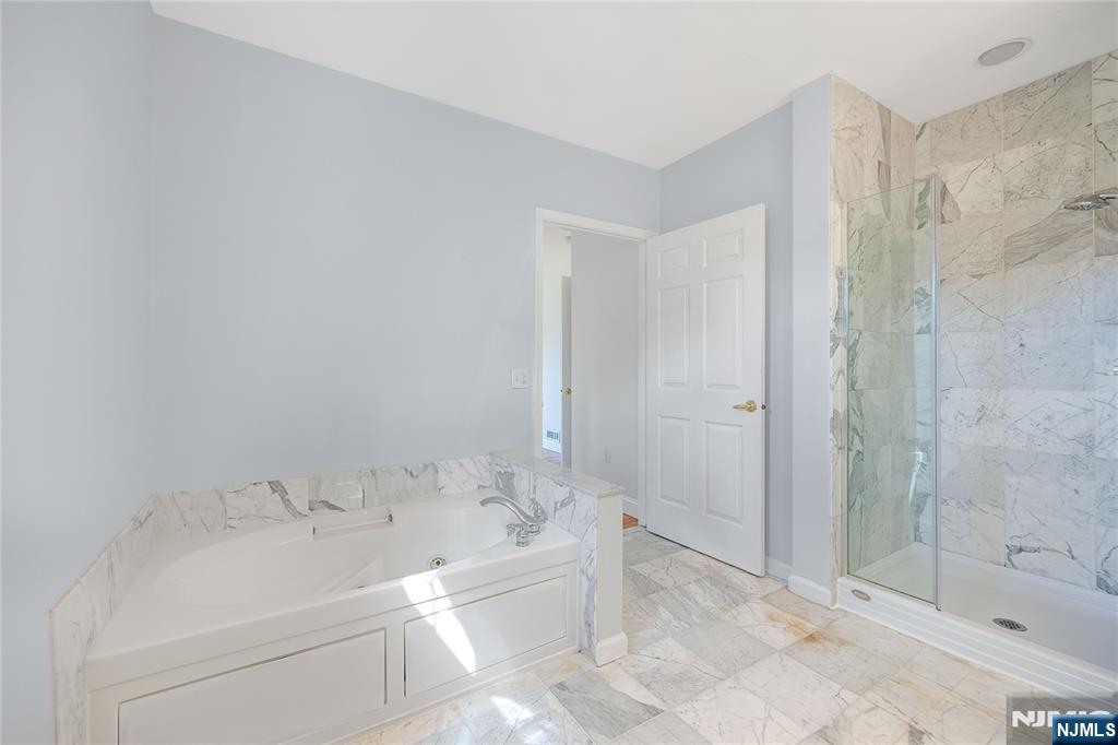 337 The Promenade, Unit 337 Edgewater, NJ 07020 - Photo 16 of 28