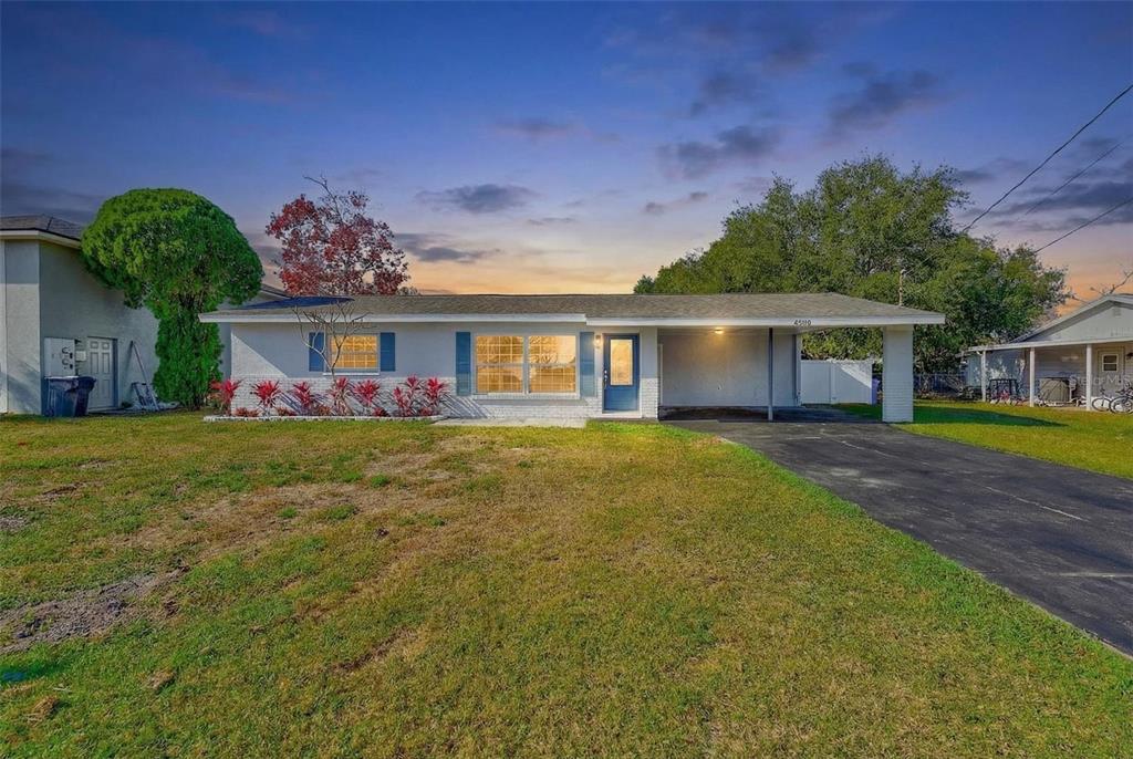 6208 Florida Circle East Apollo Beach, FL 33572 - Photo 2 of 43 a front view of a house with garden
