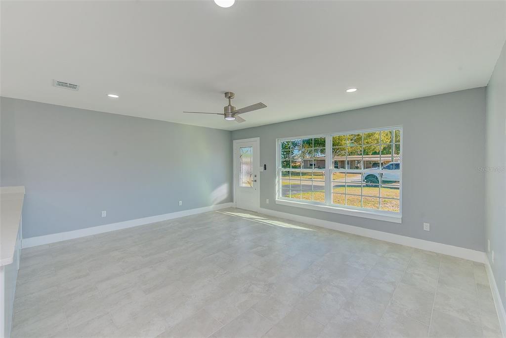 6208 Florida Circle East Apollo Beach, FL 33572 - Photo 7 of 43 en empty room with window