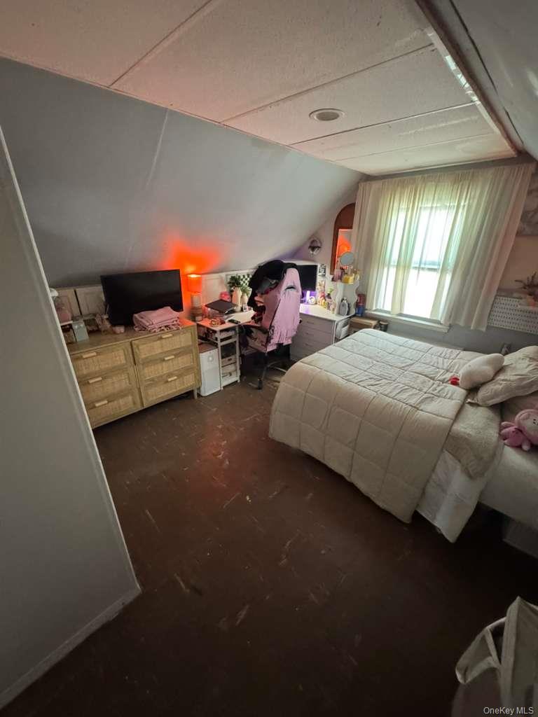 35 Harvard Street Valley Stream, NY 11580 - Photo 17 of 19 Bedroom with lofted ceiling