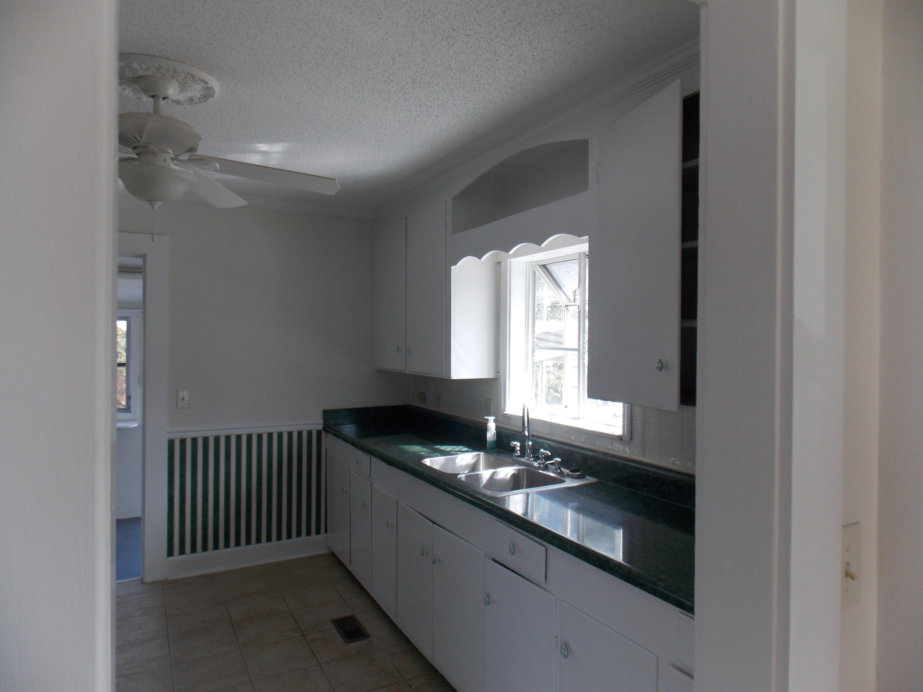 306 South Maple Street, Unit 1 McCormick, SC 29835 - Photo 5 of 12 DSCN3459