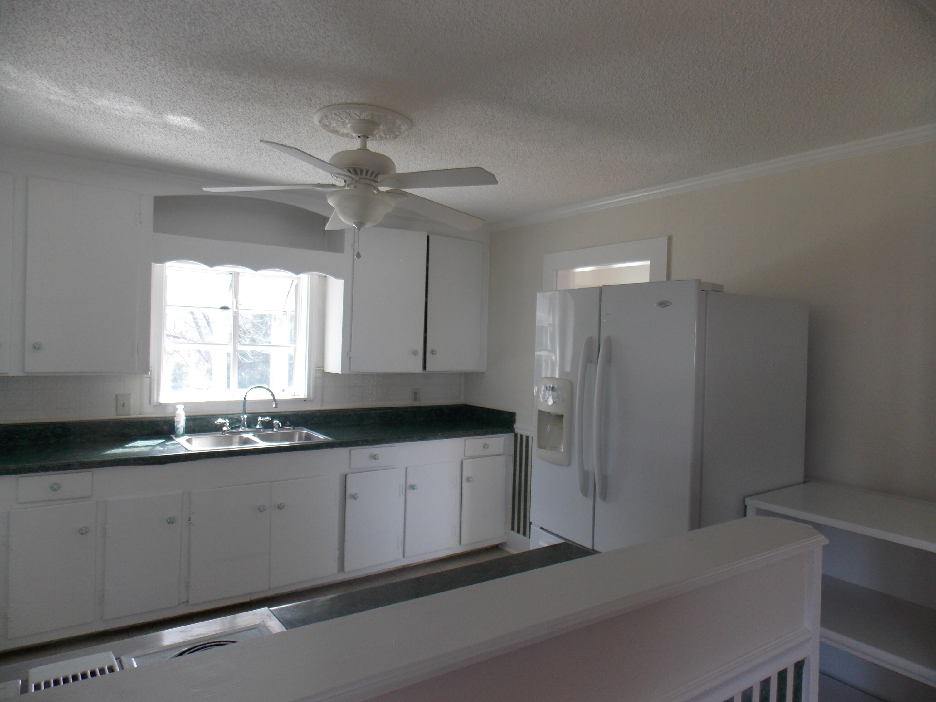306 South Maple Street, Unit 1 McCormick, SC 29835 - Photo 6 of 12 DSCN3460