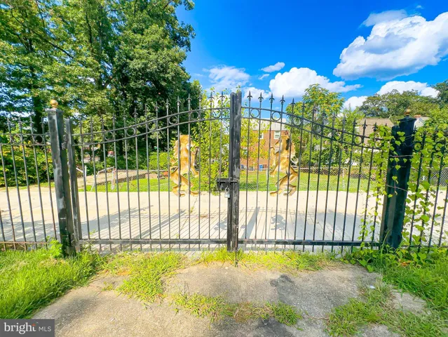 a view of house with a yard