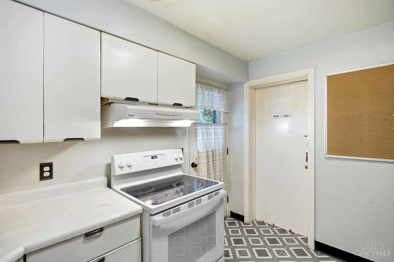 6027 Springdale Road Cincinnati, OH 45247 - Photo 10 of 25