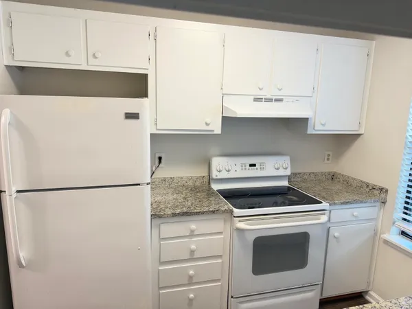 $1,825 | 186 Dorchester Manor Boulevard, Unit B, North Charleston, SC 29420
