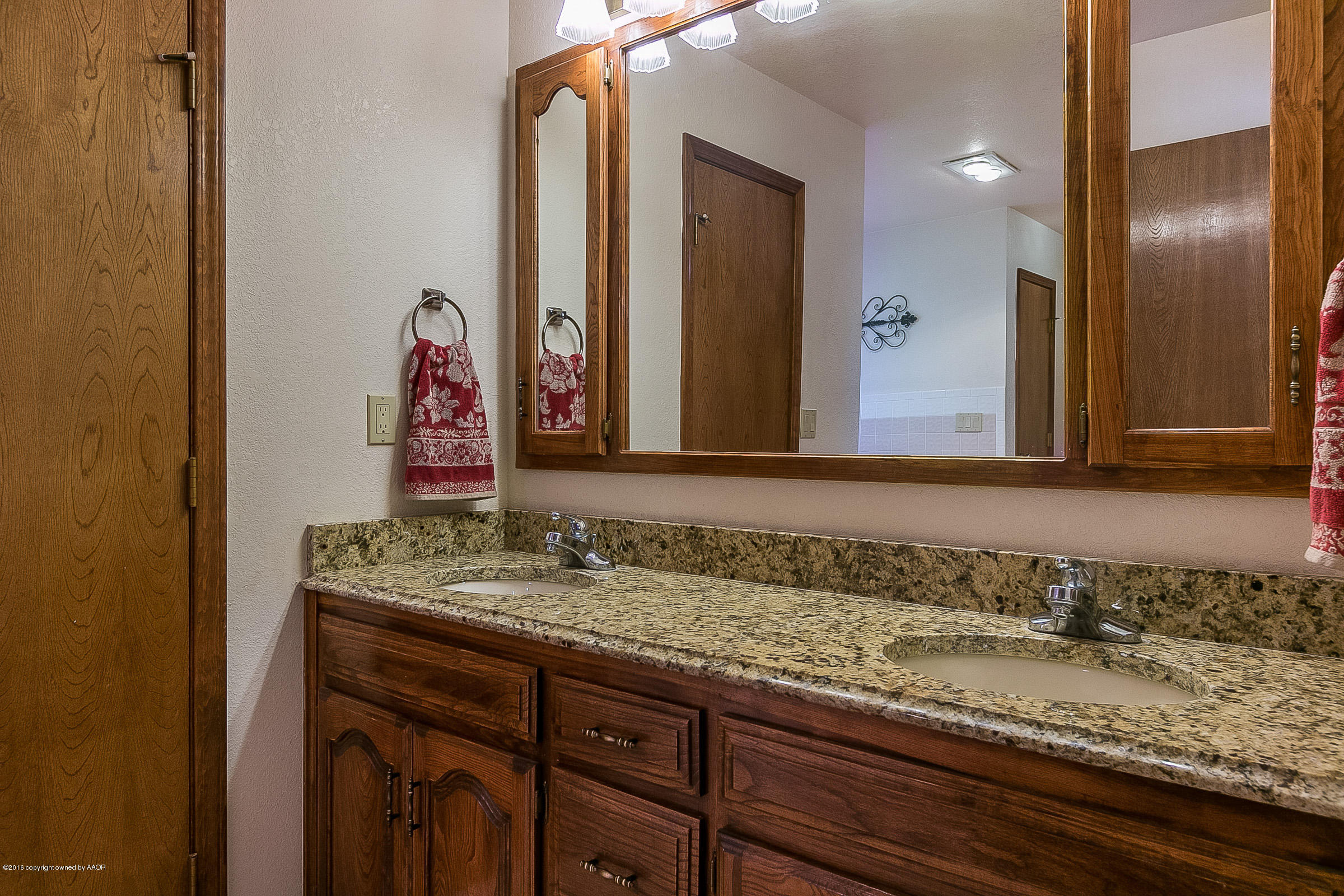 311 Deahl Road Fritch, TX 79036 - Photo 15 of 46 014_Master Bathroom