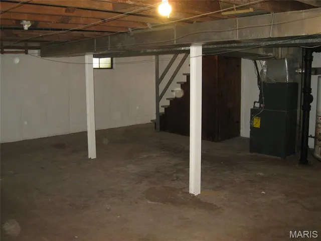 $148,900 | 1988 Driftway Drive, Hanley Hills, MO 63114