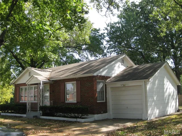 $148,900 | 1988 Driftway Drive, Hanley Hills, MO 63114