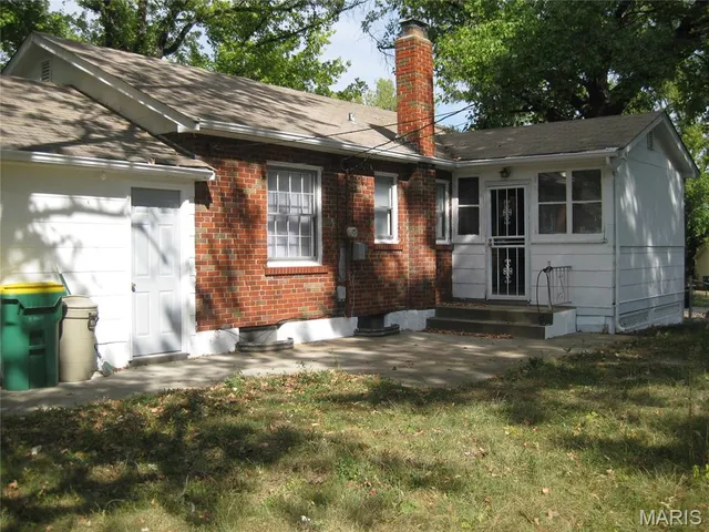 $148,900 | 1988 Driftway Drive, Hanley Hills, MO 63114