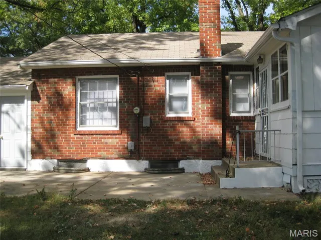 $148,900 | 1988 Driftway Drive, Hanley Hills, MO 63114