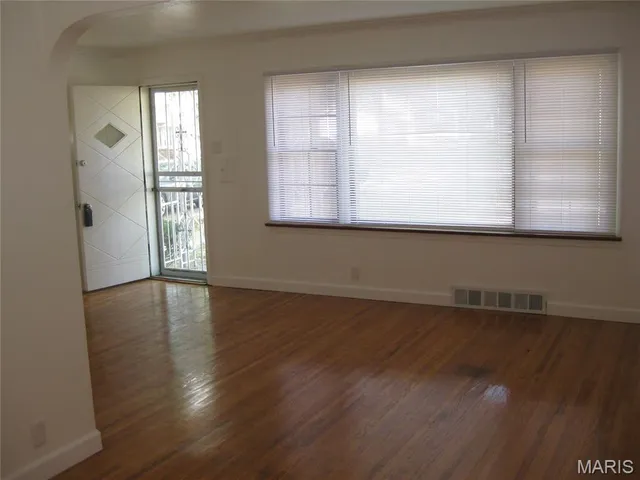 $148,900 | 1988 Driftway Drive, Hanley Hills, MO 63114