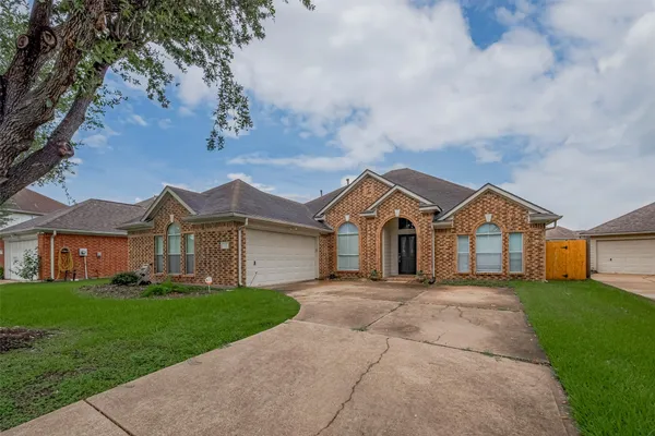 $2,400 | 311 North Esplanade Lane, Stafford, TX 77477