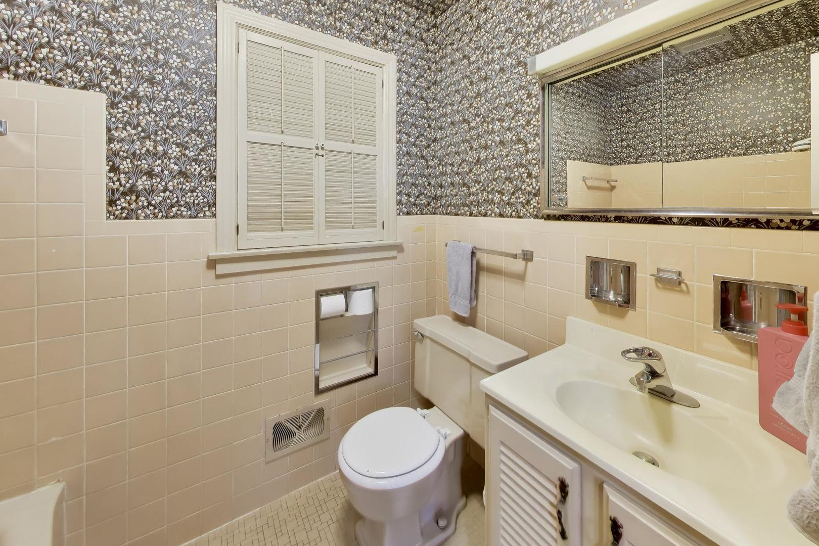 8631 East Prairie Road Skokie, IL 60076 - Photo 14 of 19 Gallery Image 14