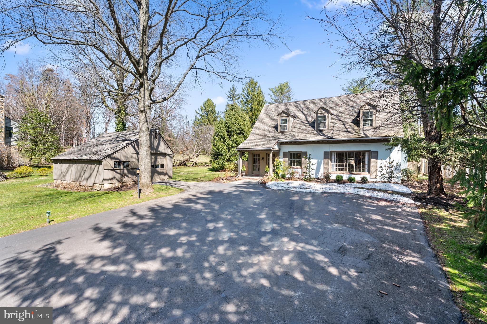 Expansive tree lined drive to courtyard parking!