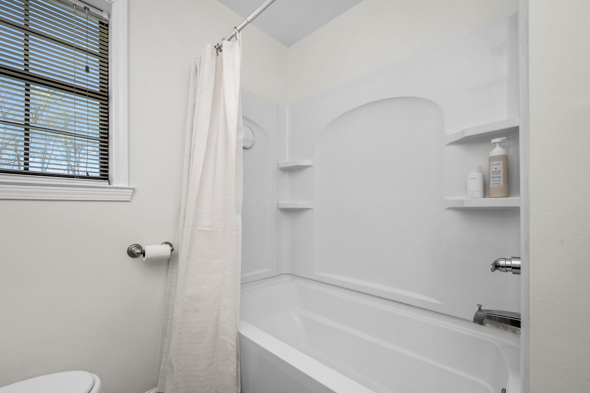 210 Sunset Street Unionville, TN 37180 - Photo 28 of 48 a bathroom with a bathtub