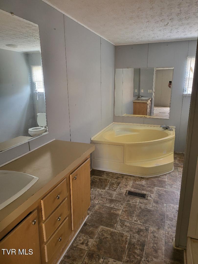1094 Holly Creek Road Greeneville, TN 37745 - Photo 9 of 11 holly bath