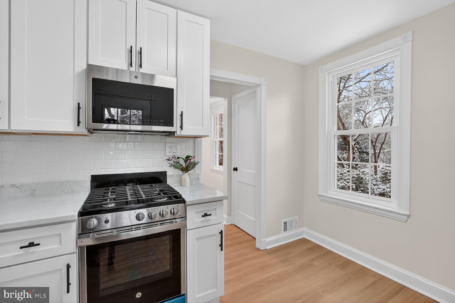 8 Melbourne Avenue Silver Spring, MD 20901 - Photo 4 of 23 Plenty of space for a table by the window