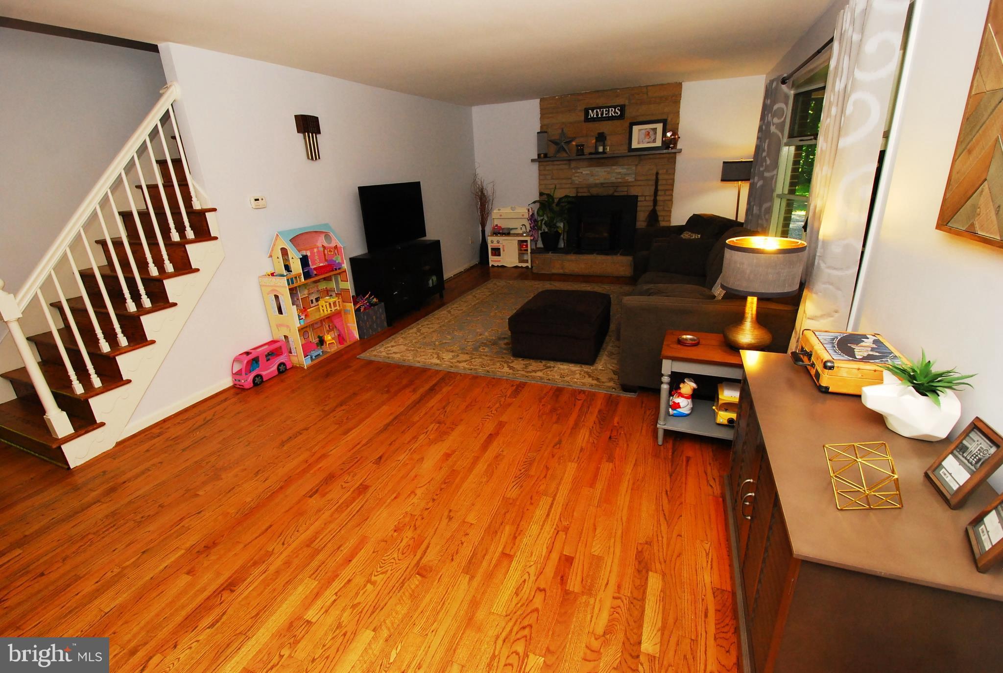 14330 Pleasant Valley Road Smithsburg, MD 21783 - Photo 10 of 24 Living Room