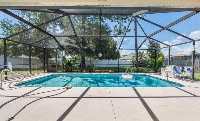 a view of a backyard