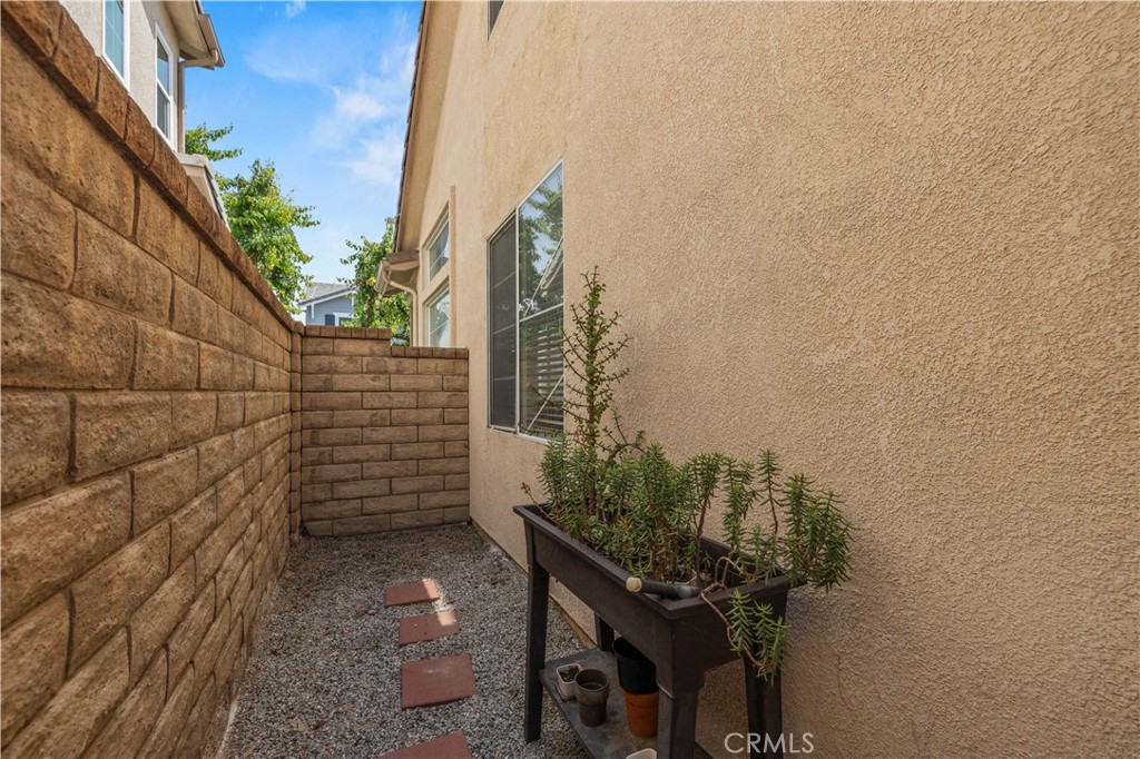 28033 Memory Lane Valencia, CA 91354 - Photo 33 of 37