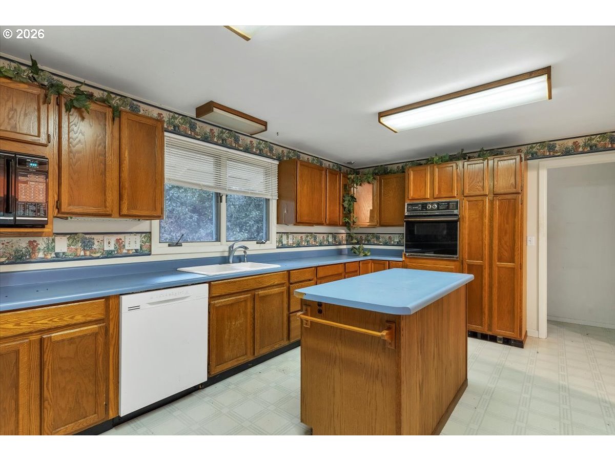 112 Northeast Green Court Albany, OR 97321 - Photo 12 of 46