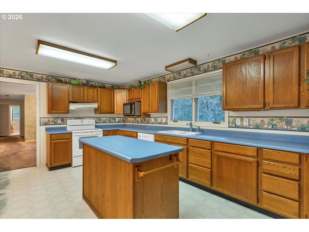 112 Northeast Green Court Albany, OR 97321 - Photo 14 of 46