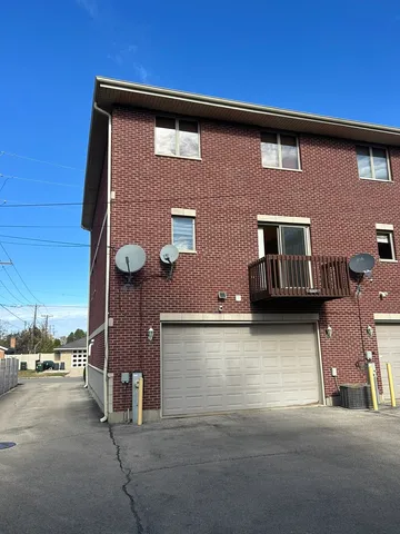 $3,300 | 9207 Gerritsen Avenue, Unit 9207, Brookfield, IL 60513