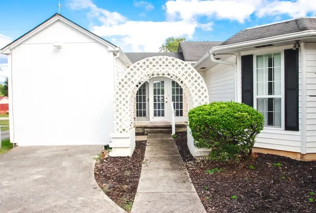 a view of a house with a yard