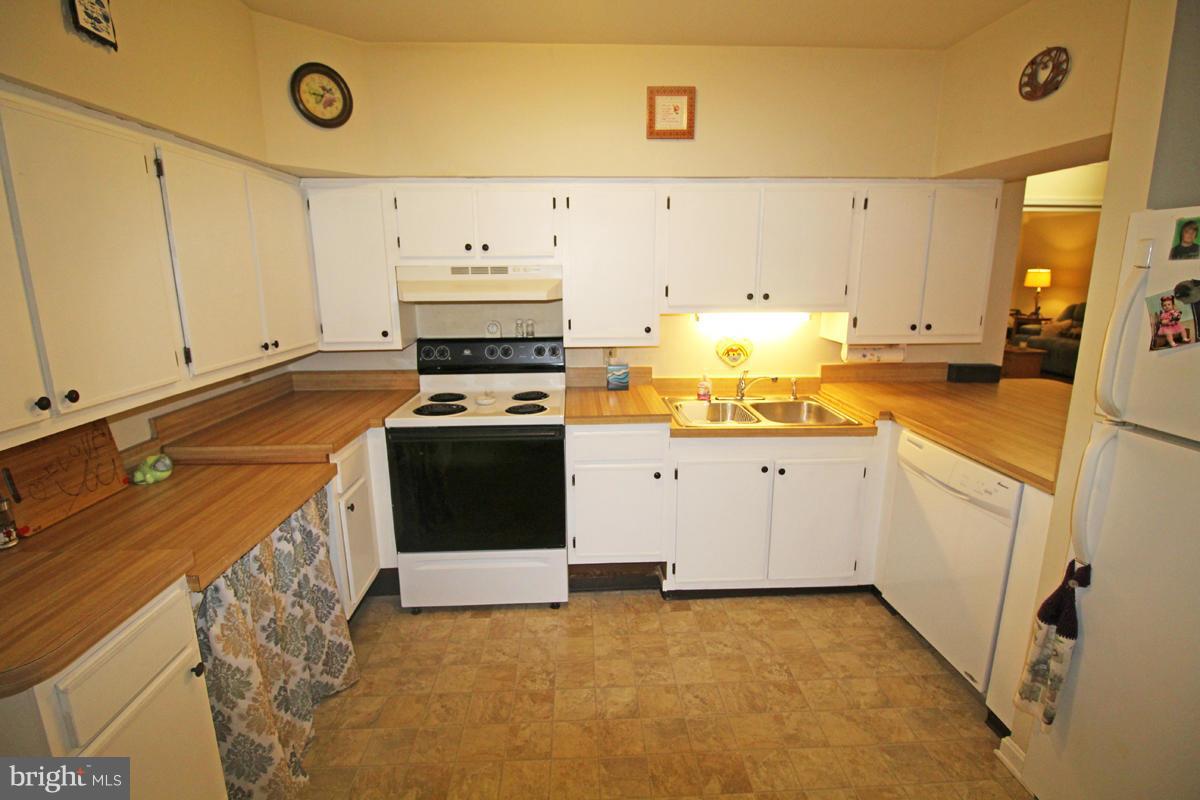 11920 Liberty Road, Unit 106B Frederick, MD 21701 - Photo 5 of 15 a kitchen with a stove and a refrigerator