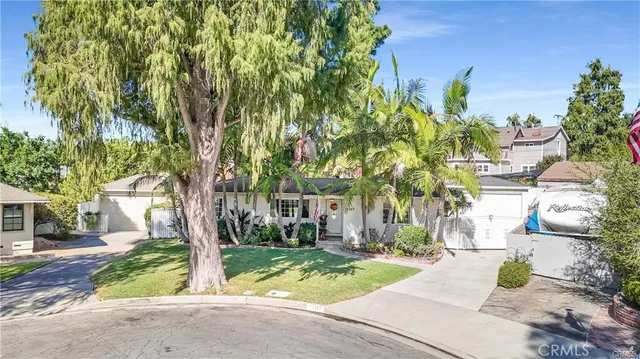 a view of backyard of the house