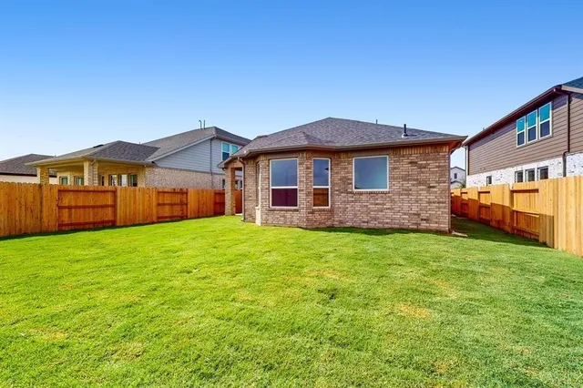 a view of a house with backyard and garden