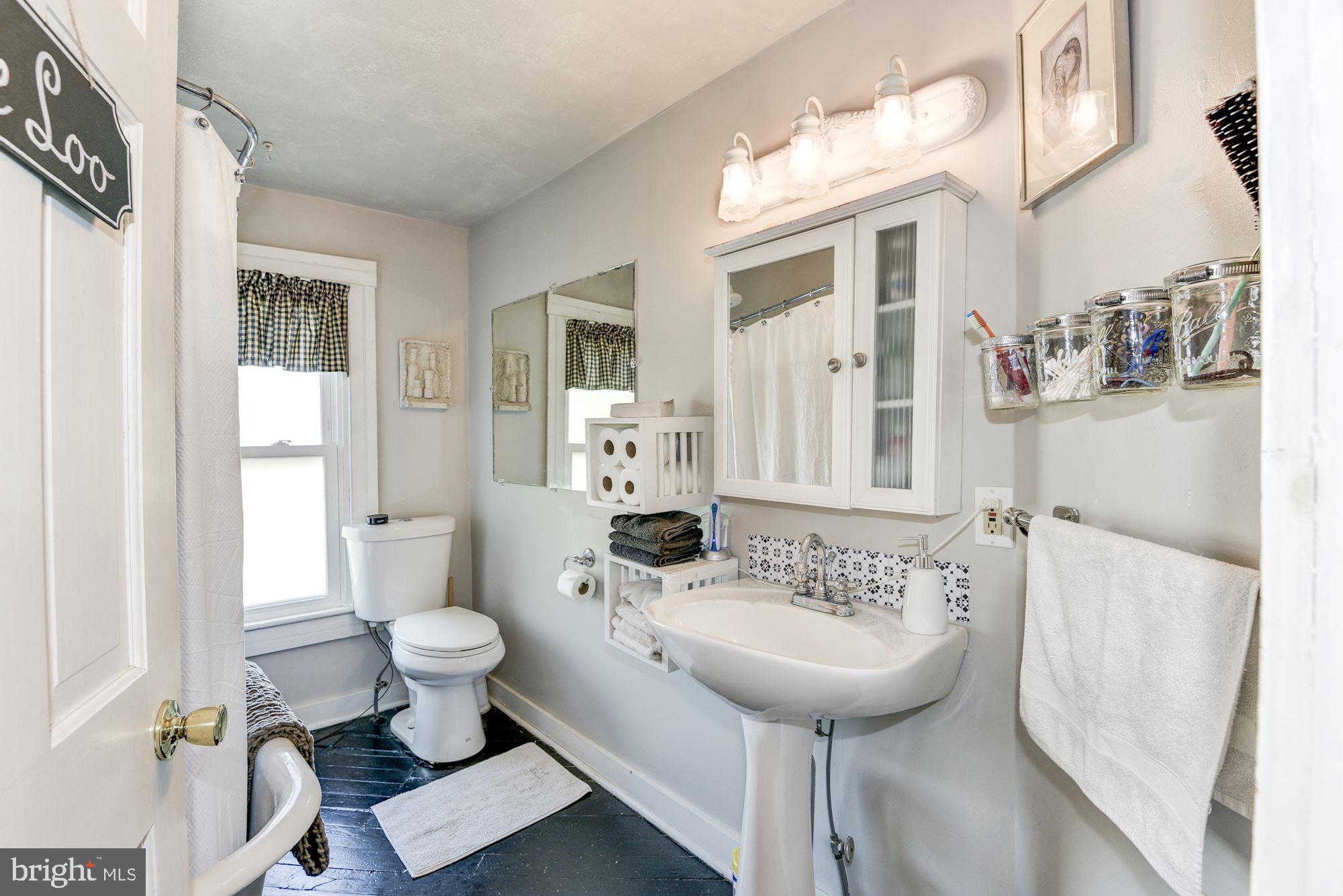 6348 Hopewell Road The Plains, VA 20198 - Photo 30 of 50 Upper level bathroom