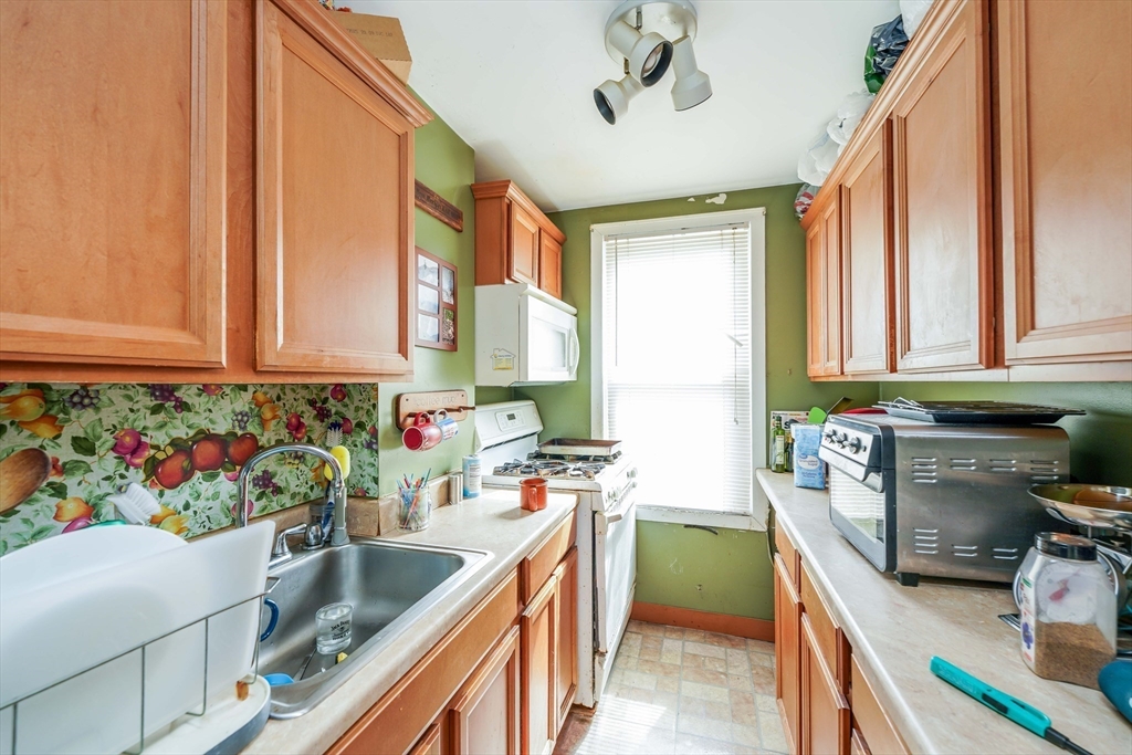 111 Buffinton Street Fall River, MA 02721 - Photo 10 of 32