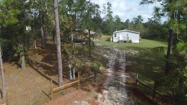 a view of a back yard