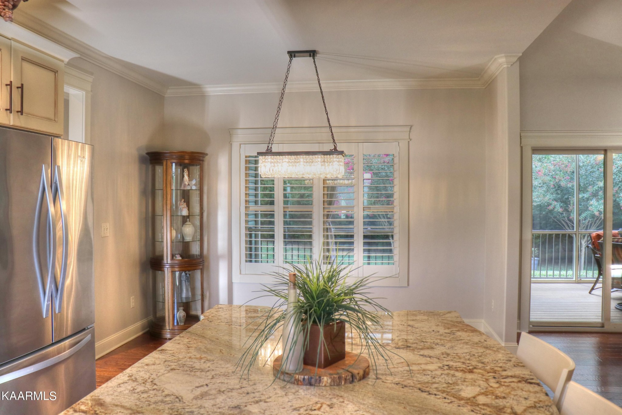 418 Cheeyo Place Loudon, TN 37774 - Photo 16 of 33 a view of a livingroom with a potted plant