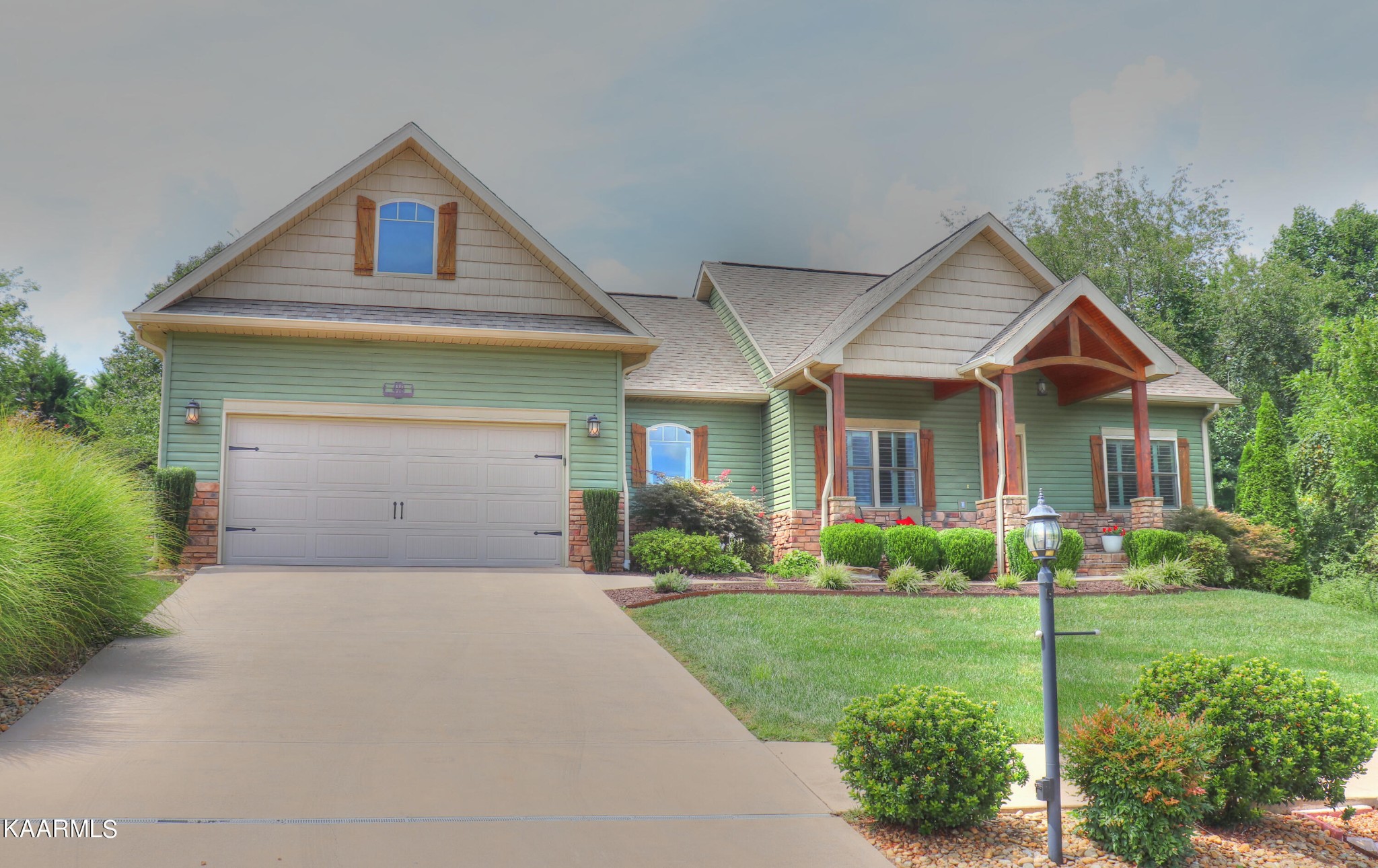 418 Cheeyo Place Loudon, TN 37774 - Photo 4 of 33 a front view of a house with a yard and green space