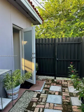 $1,300 | 9525 Southwest 16th Street, Unit A, Miami, FL 33165