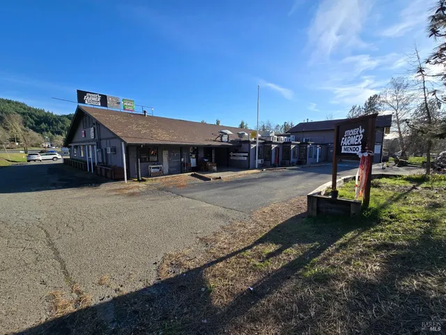 a view of a house with backyard and porch